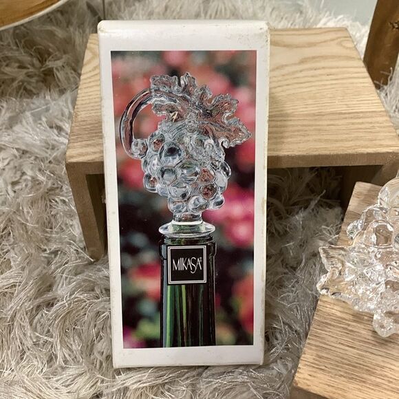 Mikasa Lead Crystal Fruit Collection Grapes
Bottle Stopper - Picture 14 of 17